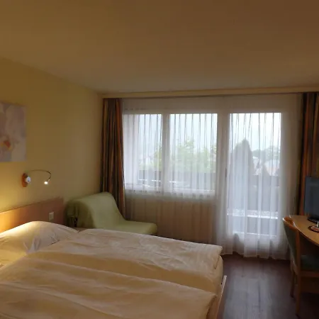 Sherlock Holmes & Khana Restaurant 