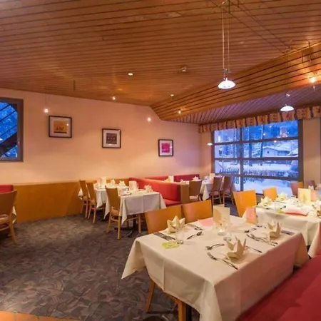 Sherlock Holmes & Khana Restaurant 