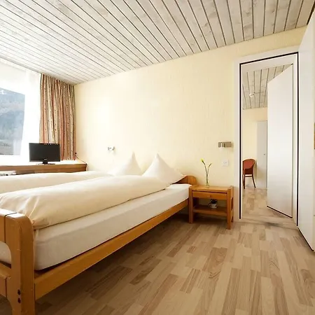 Sherlock Holmes & Khana Restaurant 