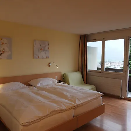 Sherlock Holmes & Khana Restaurant 