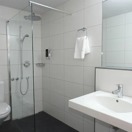 Sherlock Holmes & Khana Restaurant 