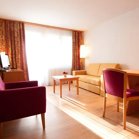 Sherlock Holmes & Khana Restaurant 