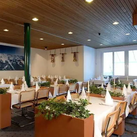 Sherlock Holmes & Khana Restaurant 