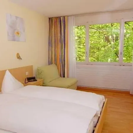 Sherlock Holmes & Khana Restaurant 