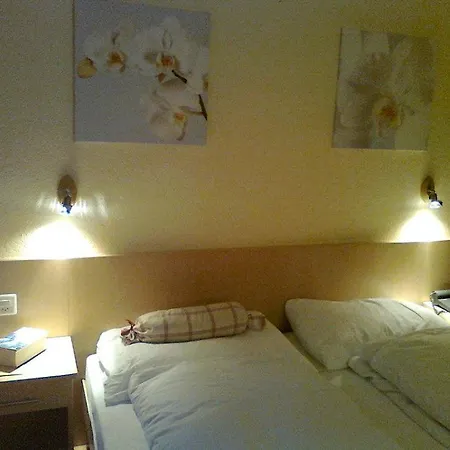 Sherlock Holmes & Khana Restaurant 