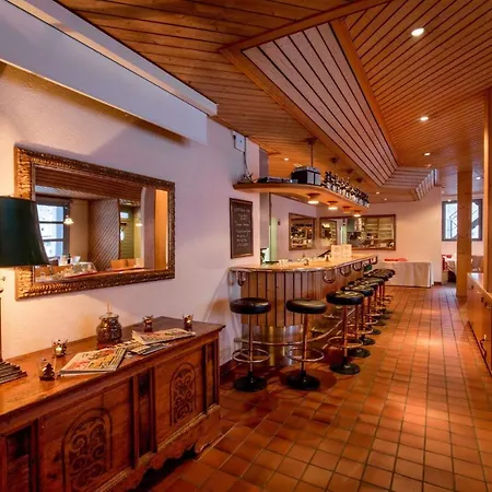 Sherlock Holmes & Khana Restaurant 