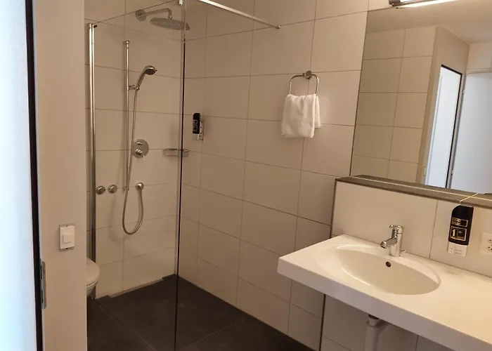 Sherlock Holmes & Khana Restaurant 