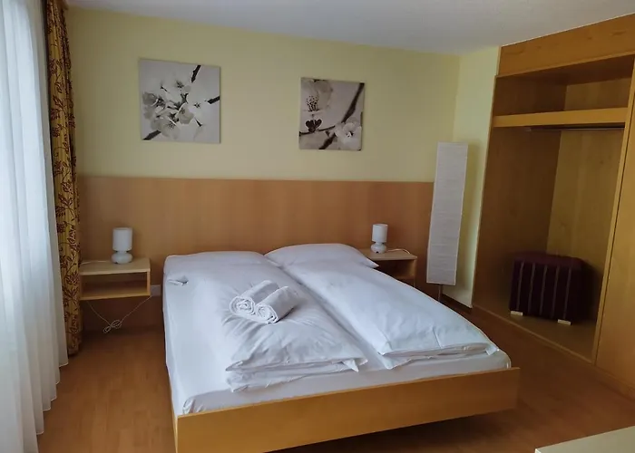 Hotel Sherlock Holmes & Khana Restaurant 