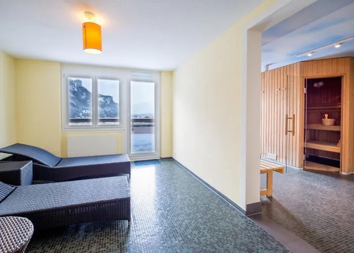 Sherlock Holmes & Khana Restaurant 