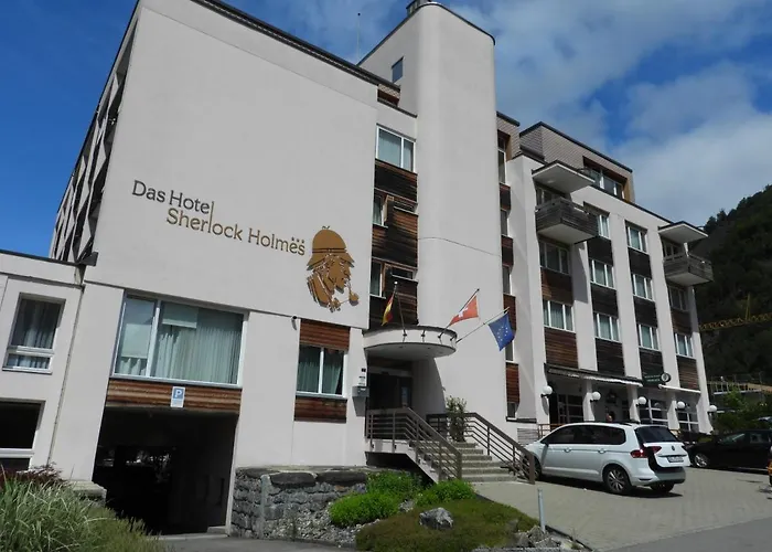 Sherlock Holmes & Khana Restaurant 