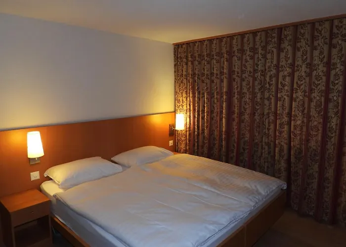 Sherlock Holmes & Khana Restaurant 