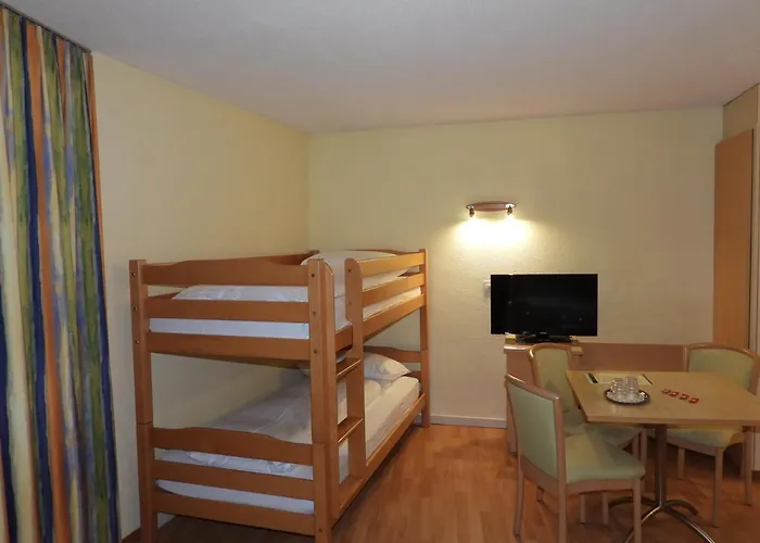 Sherlock Holmes & Khana Restaurant 