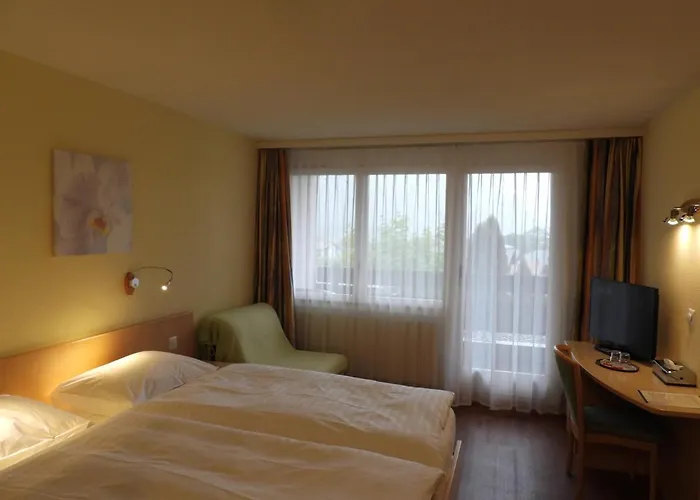 Sherlock Holmes & Khana Restaurant 