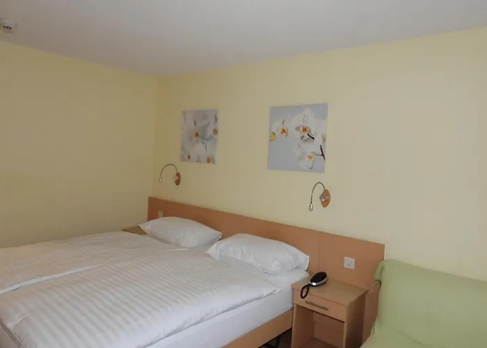 Hotel Sherlock Holmes & Khana Restaurant 