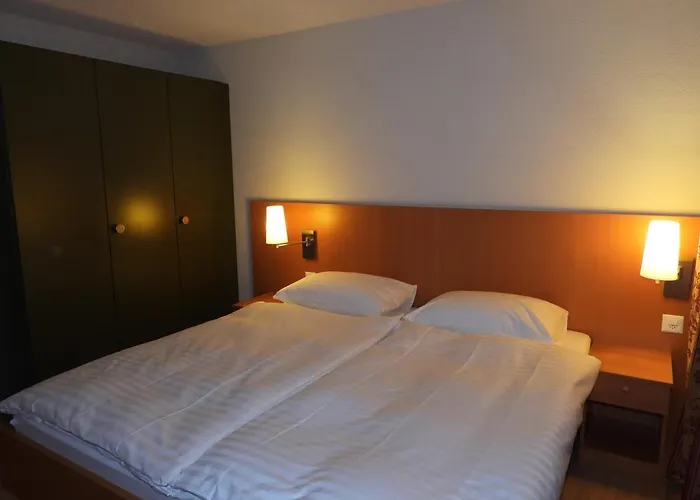 Sherlock Holmes & Khana Restaurant 