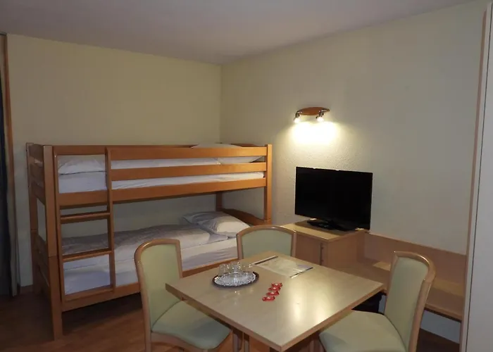 Sherlock Holmes & Khana Restaurant 