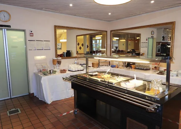 Sherlock Holmes & Khana Restaurant 