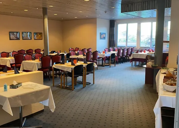 Sherlock Holmes & Khana Restaurant 