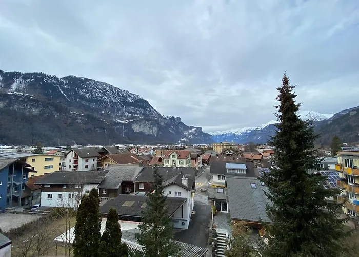 Sherlock Holmes & Khana Restaurant 