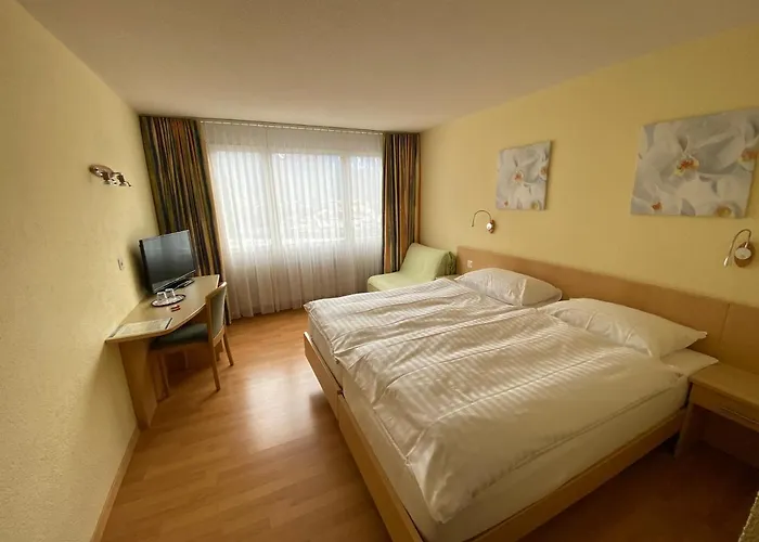 Hotel Sherlock Holmes & Khana Restaurant 