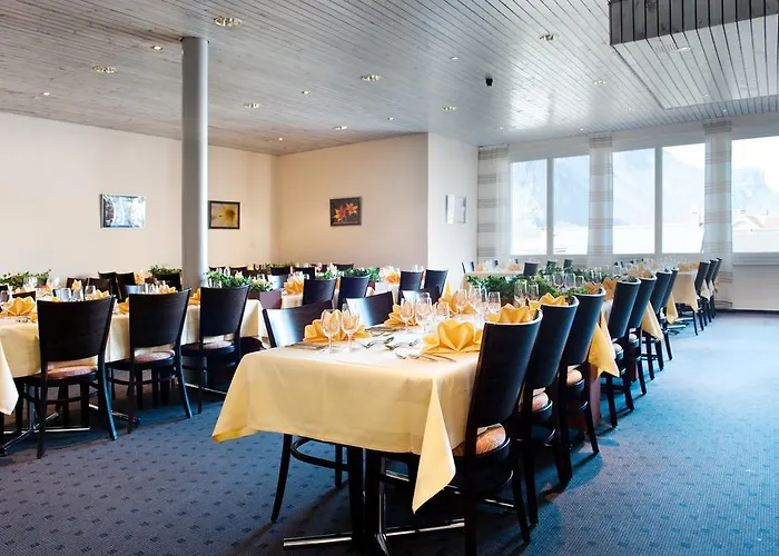 Sherlock Holmes & Khana Restaurant 