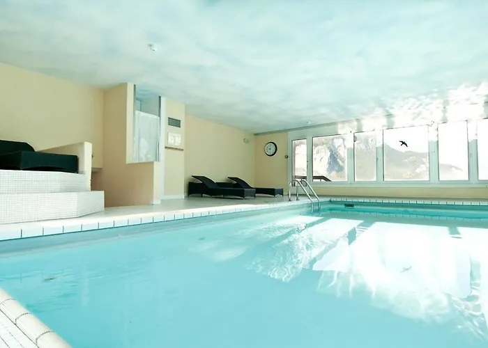 Sherlock Holmes & Khana Restaurant 