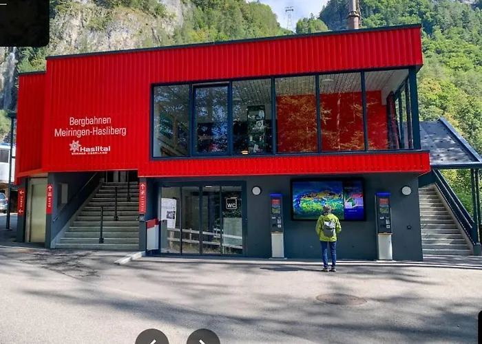 Sherlock Holmes & Khana Restaurant 