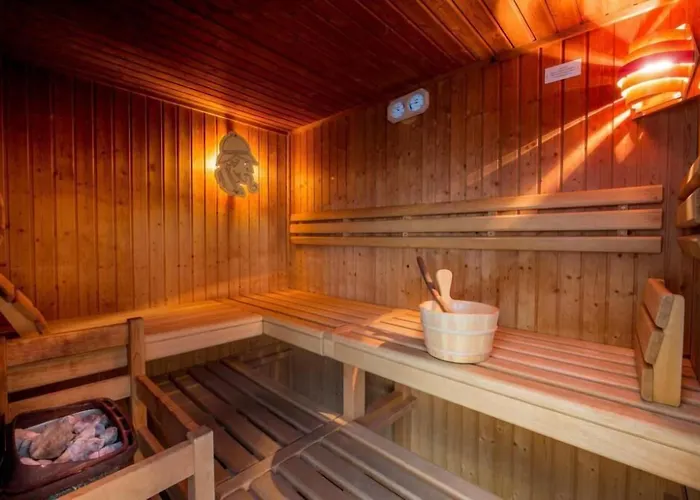 Hotel Sherlock Holmes & Khana Restaurant 