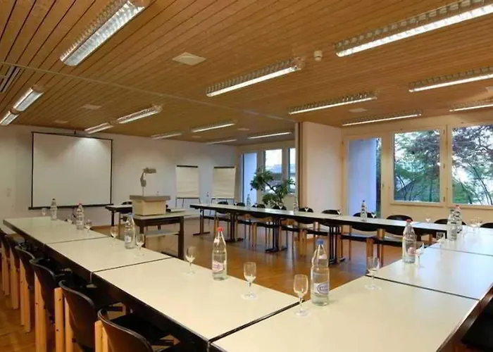 Sherlock Holmes & Khana Restaurant 