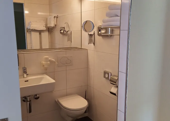 Sherlock Holmes & Khana Restaurant 