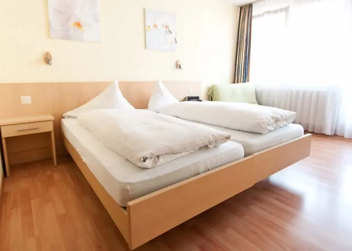 Sherlock Holmes & Khana Restaurant 