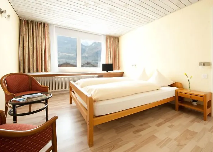 Sherlock Holmes & Khana Restaurant 