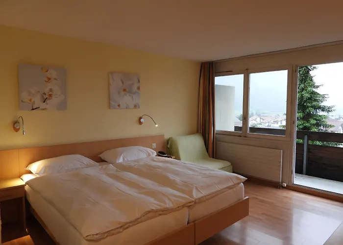 Sherlock Holmes & Khana Restaurant 