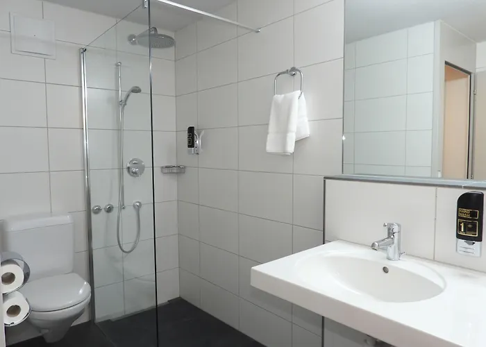 Sherlock Holmes & Khana Restaurant 