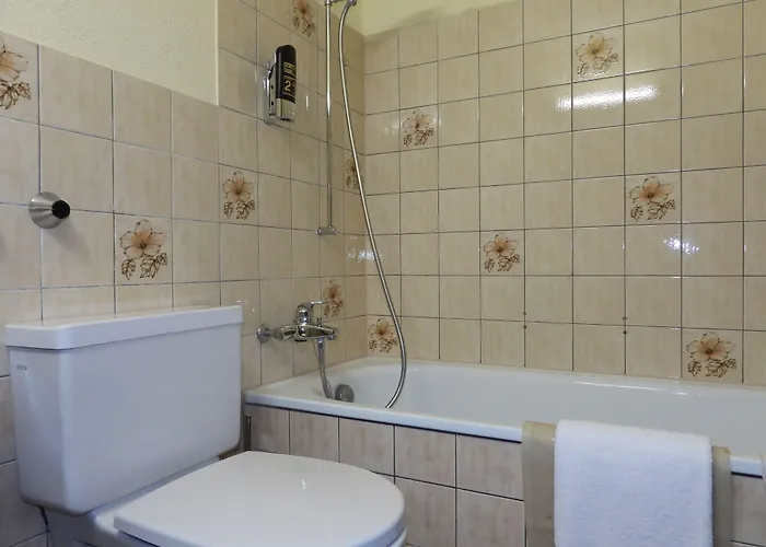 Sherlock Holmes & Khana Restaurant 