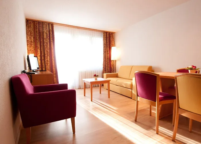 Sherlock Holmes & Khana Restaurant 