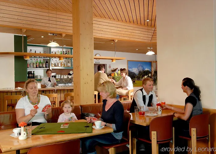 Sherlock Holmes & Khana Restaurant 