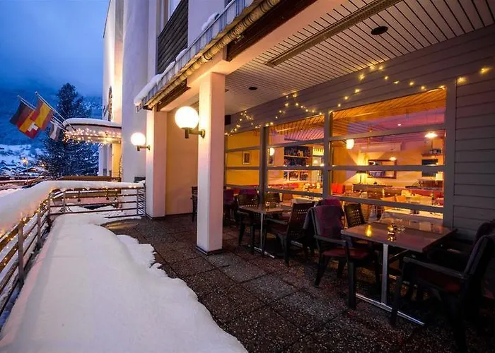 Hotel Sherlock Holmes & Khana Restaurant 