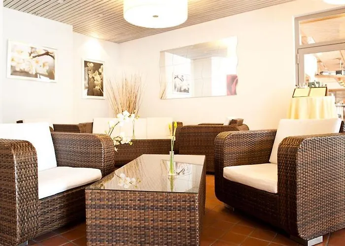 Sherlock Holmes & Khana Restaurant 