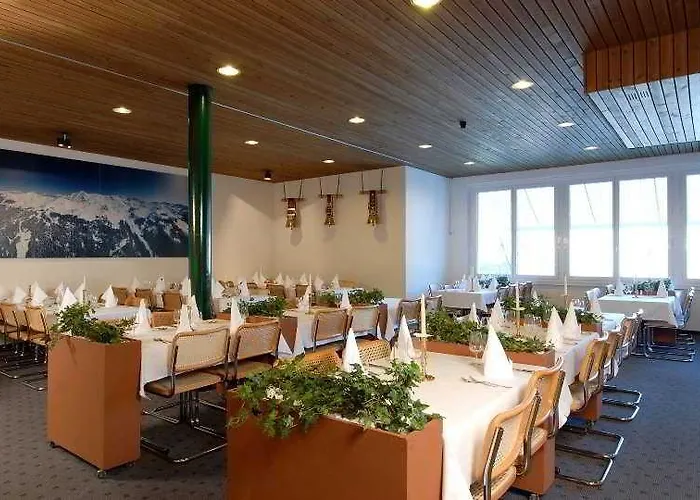 Sherlock Holmes & Khana Restaurant 