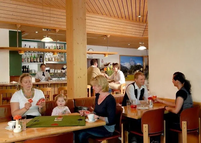 Sherlock Holmes & Khana Restaurant 