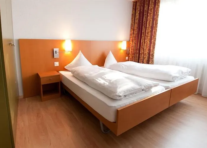 Sherlock Holmes & Khana Restaurant 