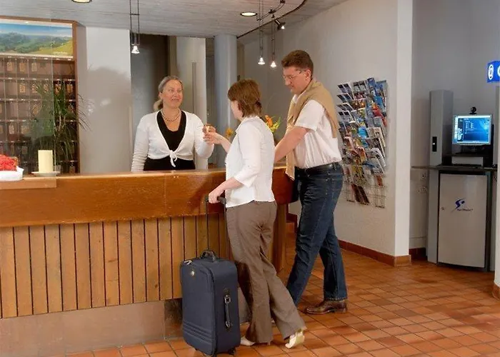 Sherlock Holmes & Khana Restaurant 