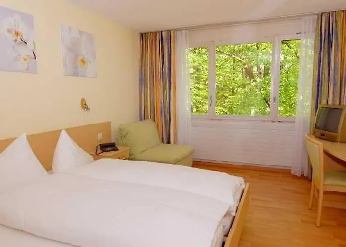 Sherlock Holmes & Khana Restaurant 