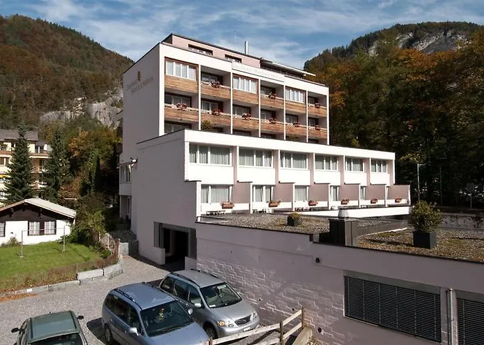 Sherlock Holmes & Khana Restaurant 