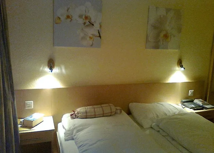 Sherlock Holmes & Khana Restaurant 