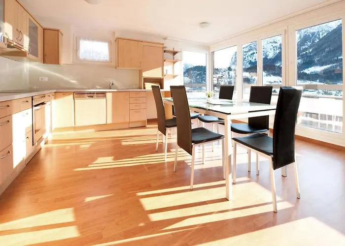 Sherlock Holmes & Khana Restaurant 