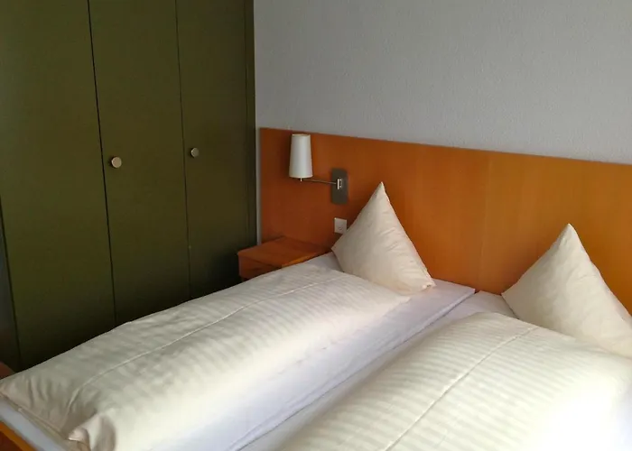 Sherlock Holmes & Khana Restaurant 