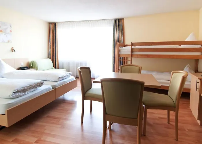 Sherlock Holmes & Khana Restaurant 