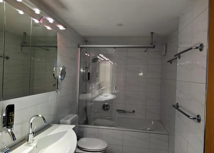 Sherlock Holmes & Khana Restaurant 